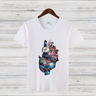 Magischer Winterhase | Künstlerisches T-Shirt | Mystisches Tierdesign | Baumwollshirt für kalte Tage