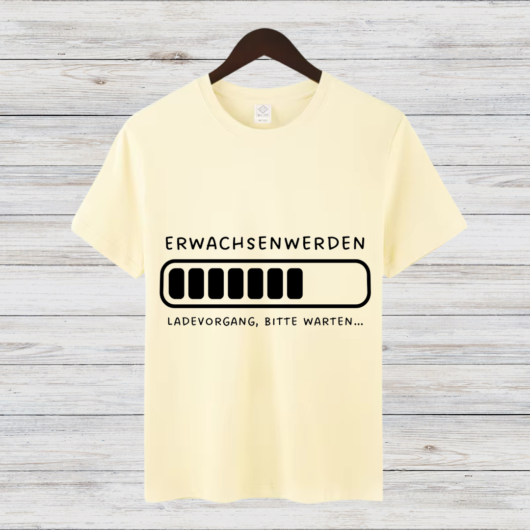 Erwachsen Werden Shirt | Lustiges Ladebalken T-Shirt | Humorvolles Geschenk | Witziges Statement Shirt für Nerds