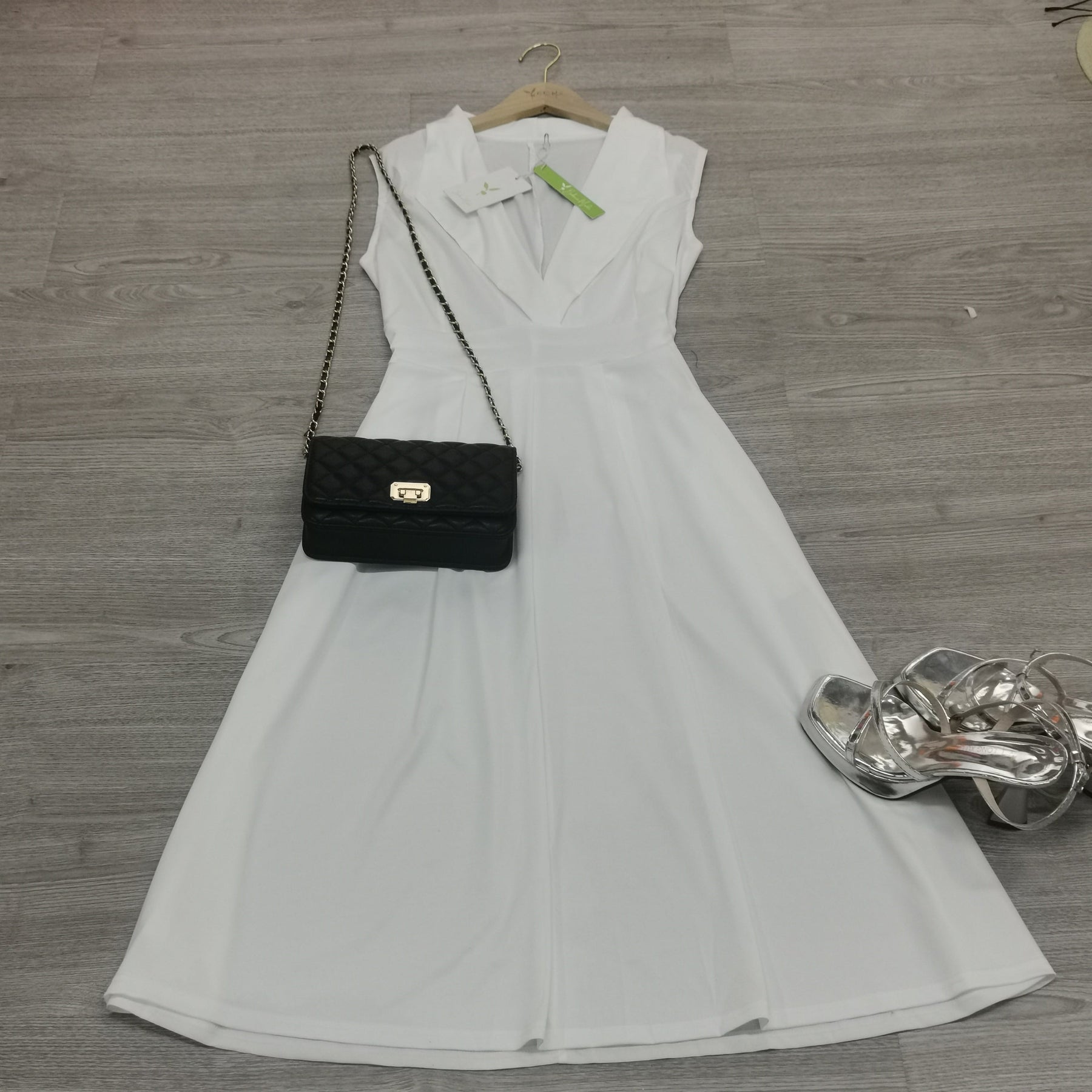 FallStil® - Witte maxi-jurk met gevouwen kraag, diepe V-hals en plooien