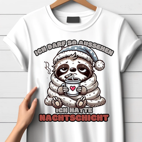 Faultier Nachtschicht | Lustiges Wintershirt | Humorvolles Design für kalte Tage | Statement Shirt | Damen T-Shirt