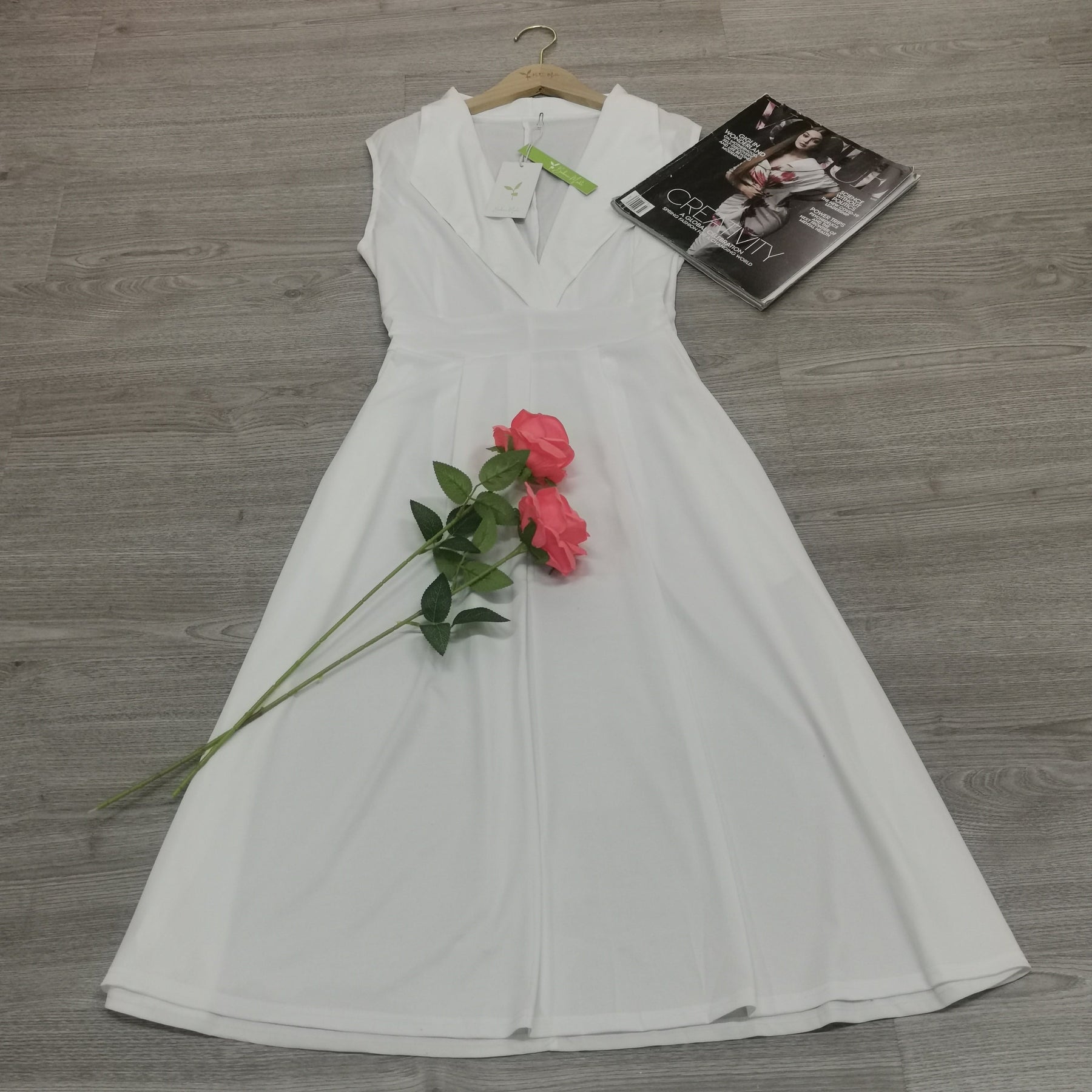 FallStil® - Witte maxi-jurk met gevouwen kraag, diepe V-hals en plooien