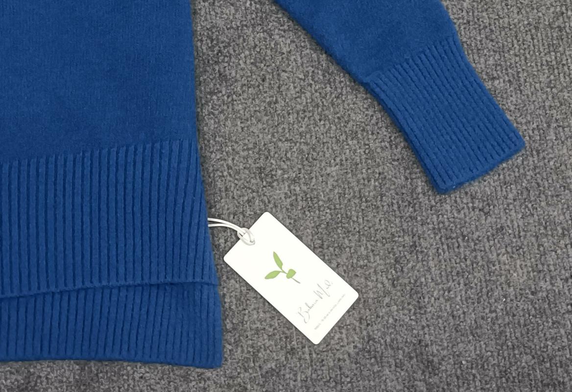 WinterStil® - Blauwe effen kleur trui met hoge halslijn