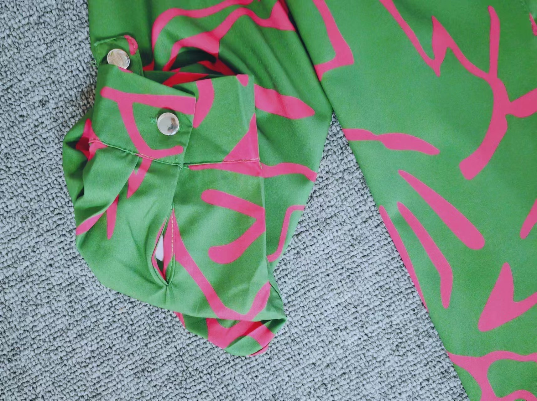 Lovja® - Smaragdgroene en roze gemarmerde blousetop