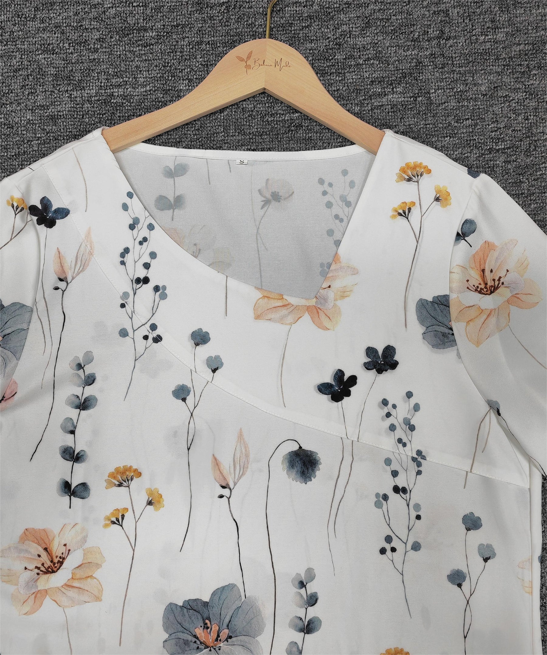 FallStil® - Fris witte, kleurrijke mini-jurk met V-hals en bloemenprint