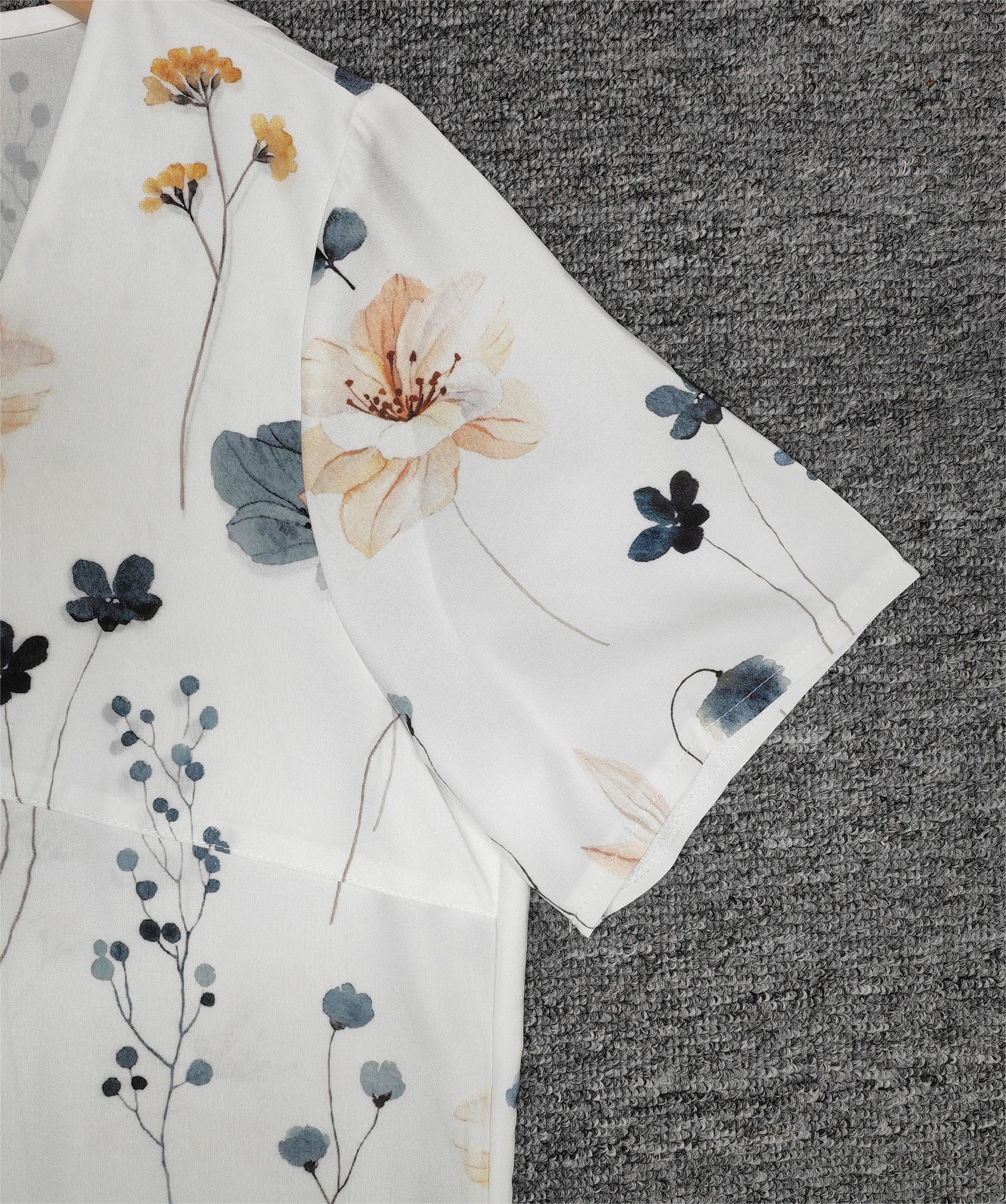 FallStil® - Fris witte, kleurrijke mini-jurk met V-hals en bloemenprint