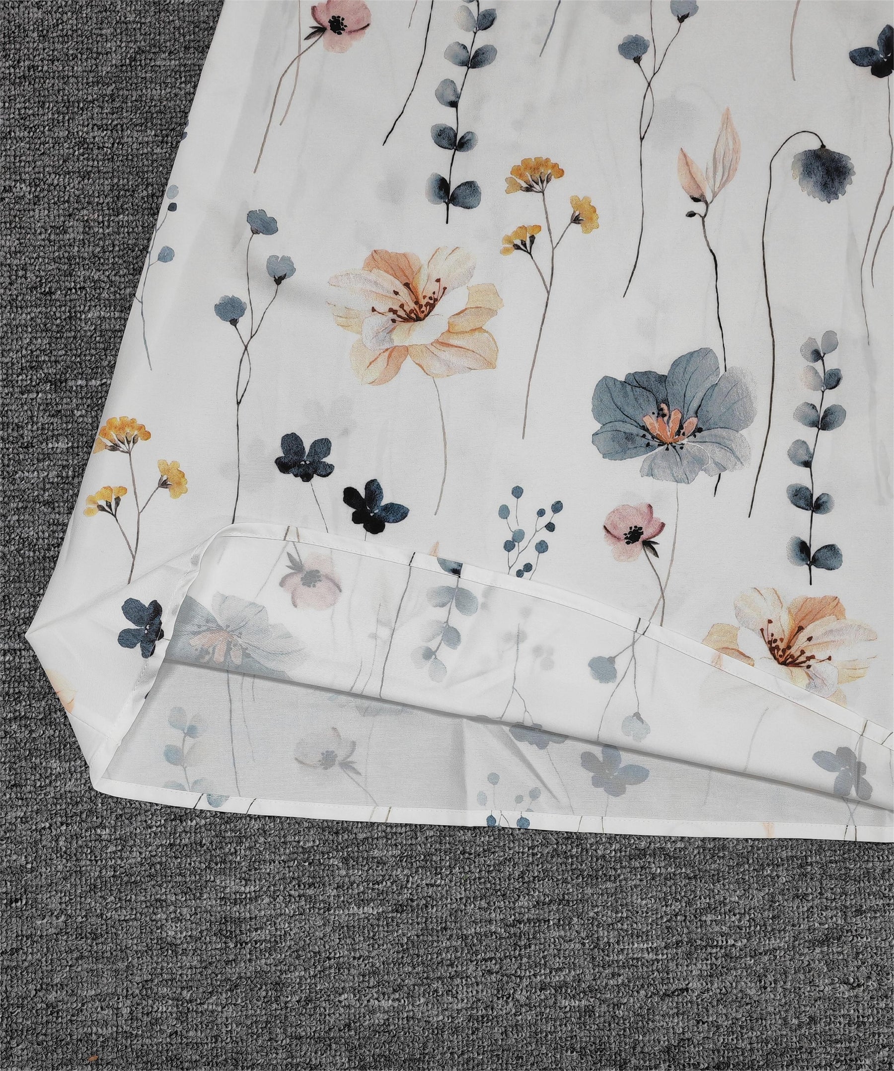 SpringStil® - Fris witte, kleurrijke mini-jurk met V-hals en bloemenprint