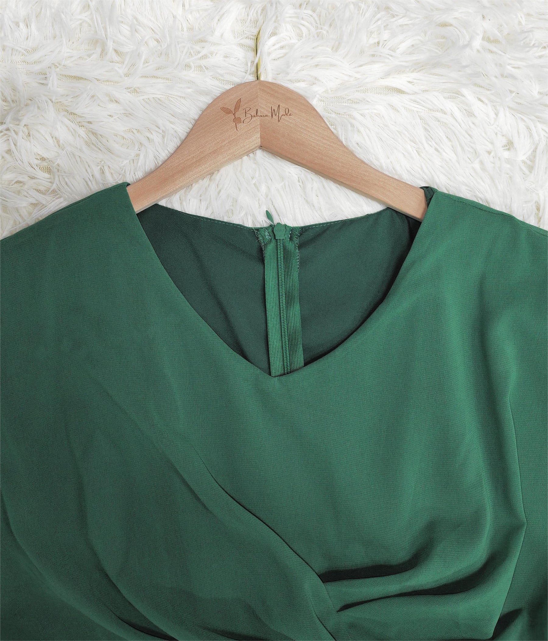 Naturlux® - Groene midi-jurk met geplooide split aan de voorkant en juwelen