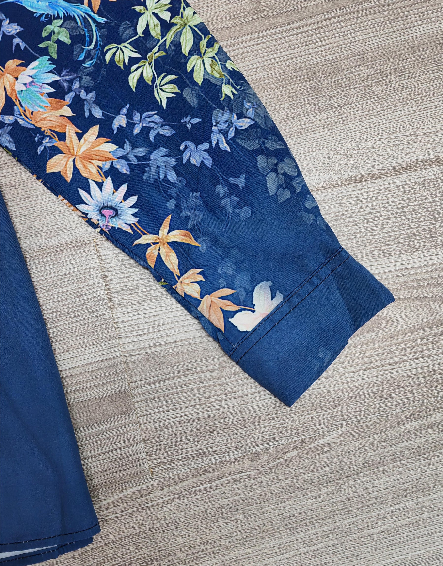 FallStil® - Blauwe blouse met bloemenprint en bladeren