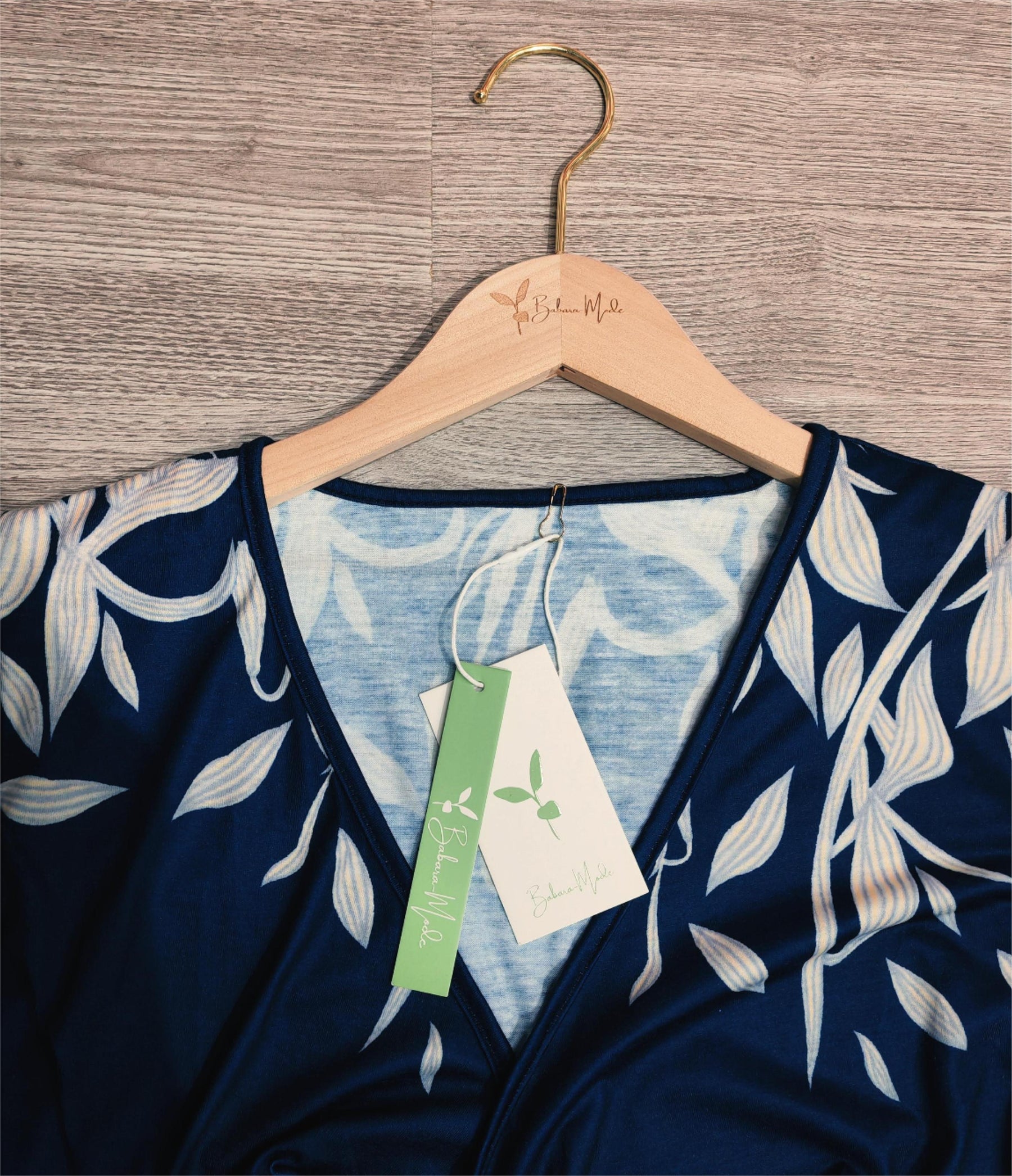 PureWear® - Marineblauwe wikkeljurk met V-hals en bloemenprint