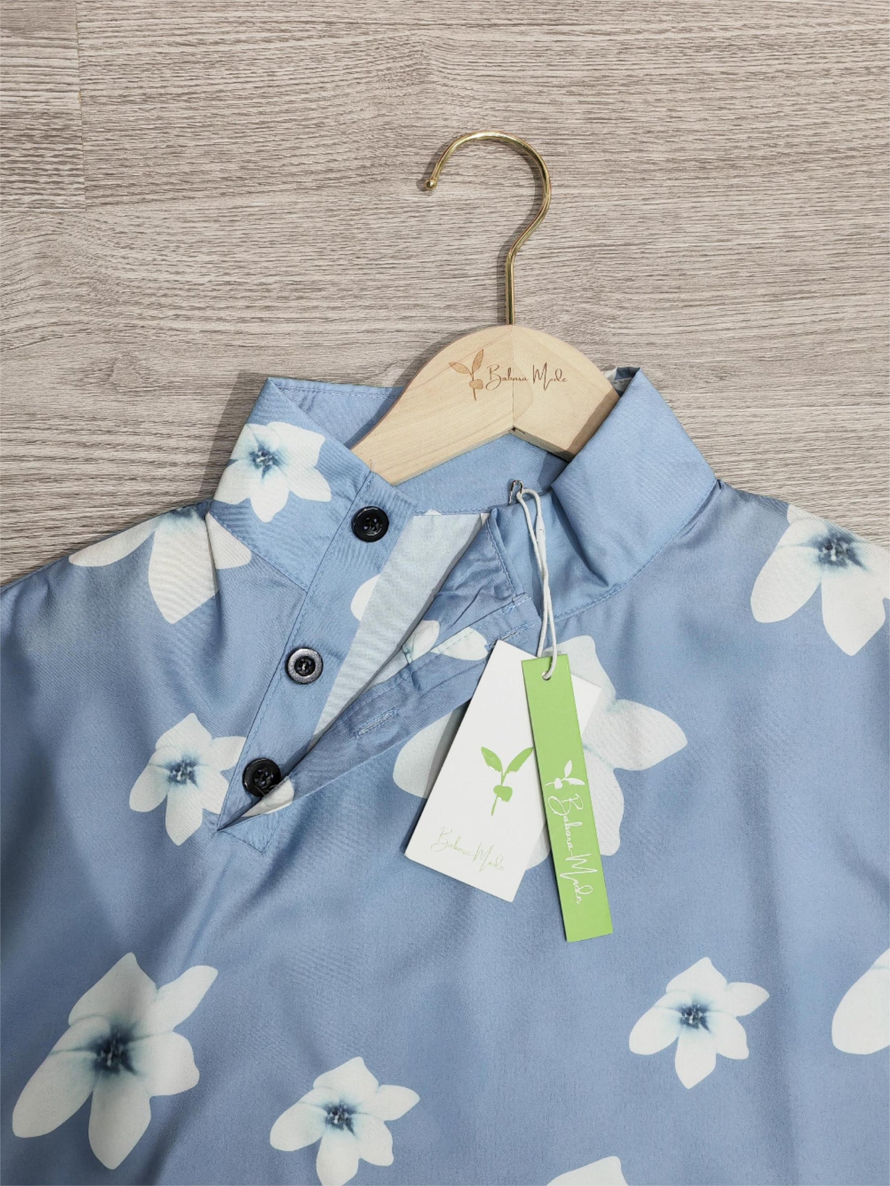 EcoExotica® - Blauwe top met korte mouwen en een jeugdige bloemenprint