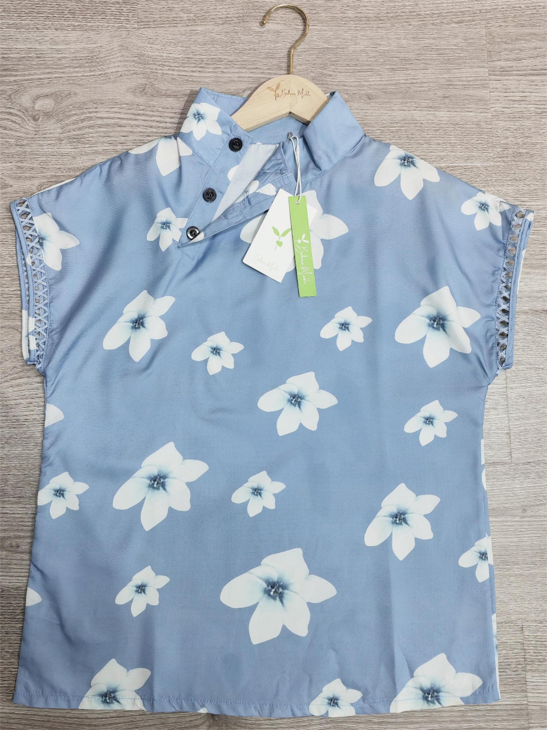 EcoExotica® - Blauwe top met korte mouwen en een jeugdige bloemenprint