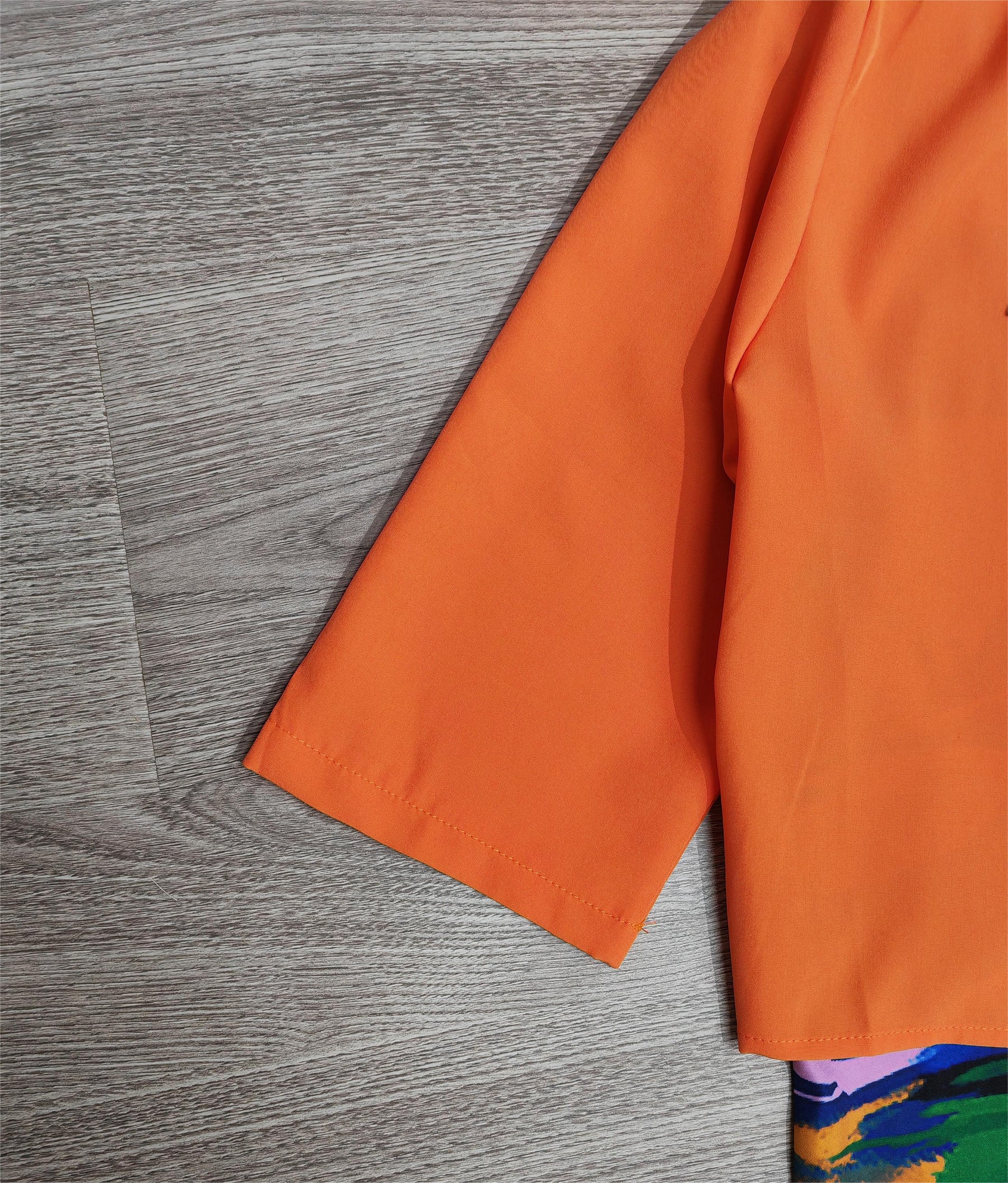 FallStil® - Oranje midi-jurk met halve mouwen en V-hals