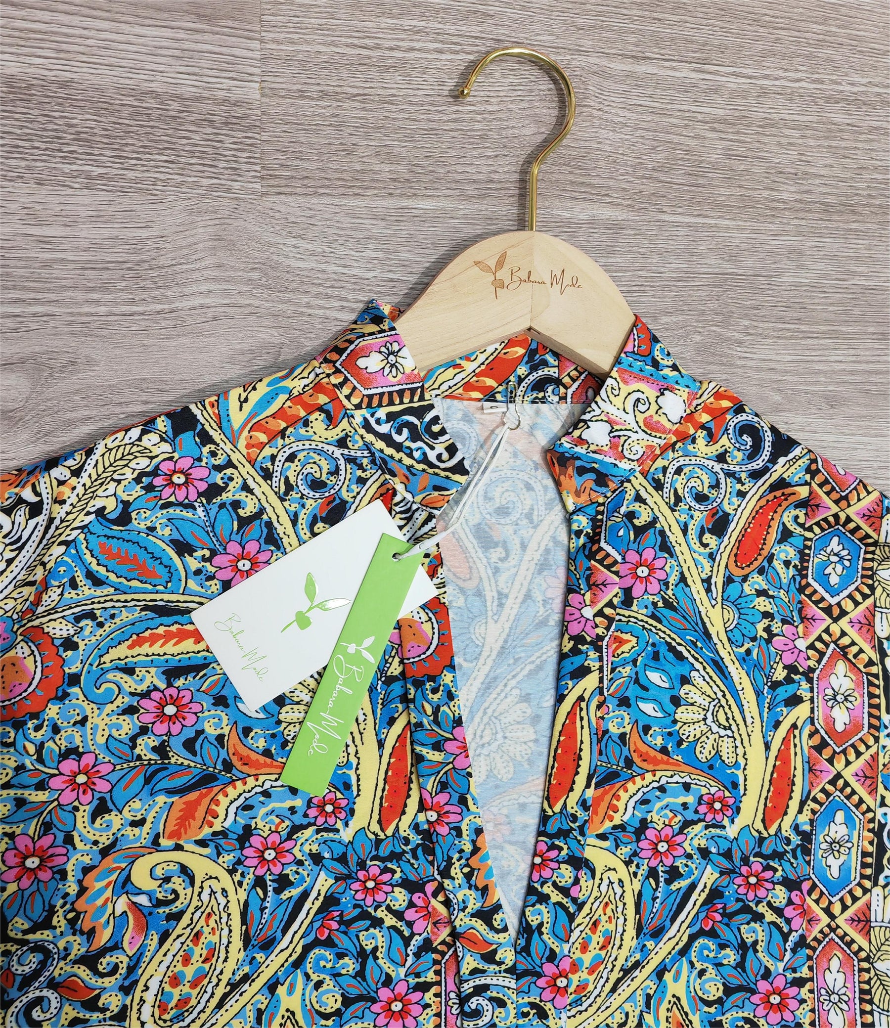 BlossomBliss® - Gebloemd shirt met halve mouwen en V-hals