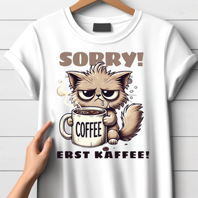 Sorry Erst Kaffee Shirt | Lustiges Katzen T-Shirt | Kaffee Statement | Humorvolles Winterdesign für Damen