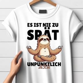 Es ist nie zu spät Faultier | Lustiges Statement Shirt | Humorvolles Design | Yoga & Faultier-Lifestyle | Damen T-Shirt