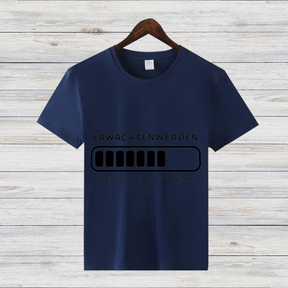 Erwachsen Werden Shirt | Lustiges Ladebalken T-Shirt | Humorvolles Geschenk | Witziges Statement Shirt für Nerds