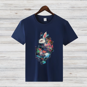 Magischer Winterhase | Künstlerisches T-Shirt | Mystisches Tierdesign | Baumwollshirt für kalte Tage
