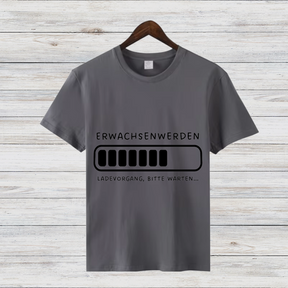 Erwachsen Werden Shirt | Lustiges Ladebalken T-Shirt | Humorvolles Geschenk | Witziges Statement Shirt für Nerds