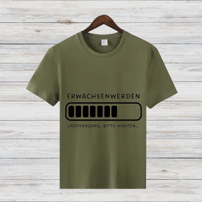 Erwachsen Werden Shirt | Lustiges Ladebalken T-Shirt | Humorvolles Geschenk | Witziges Statement Shirt für Nerds