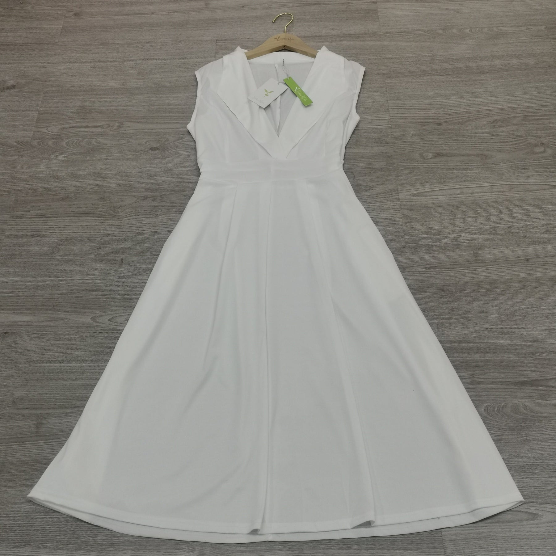 FallStil® - Witte maxi-jurk met gevouwen kraag, diepe V-hals en plooien