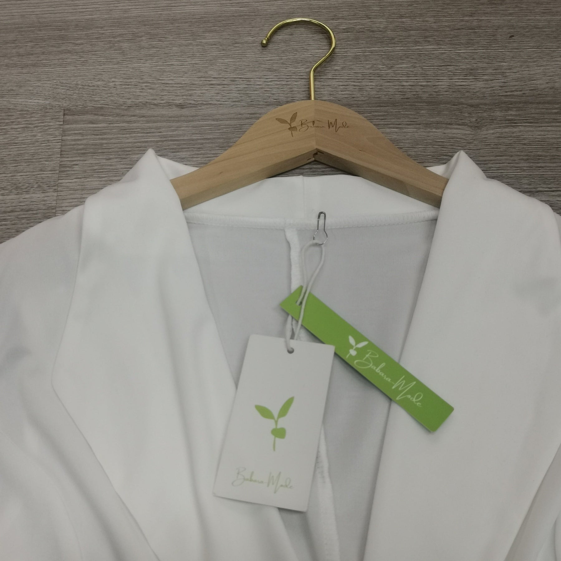 FallStil® - Witte maxi-jurk met gevouwen kraag, diepe V-hals en plooien