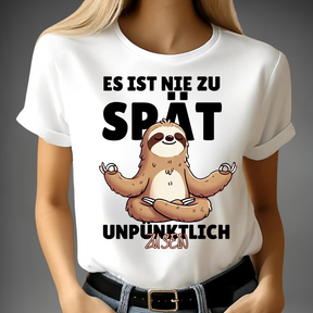 Es ist nie zu spät Faultier | Lustiges Statement Shirt | Humorvolles Design | Yoga & Faultier-Lifestyle | Damen T-Shirt